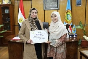جامعة الأزهر تكرِّم الطالبة الإندونيسية ييلي بوترياني.. وتؤكد: الأزهر كعبة العلم وقبلة العلماء 4 جامعة الأزهر تكرِّم الطالبة الإندونيسية ييلي بوترياني
