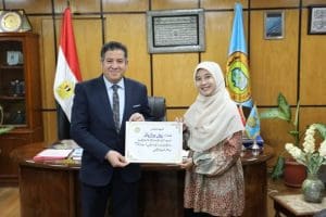 جامعة الأزهر تكرِّم الطالبة الإندونيسية ييلي بوترياني.. وتؤكد: الأزهر كعبة العلم وقبلة العلماء 2 جامعة الأزهر تكرِّم الطالبة الإندونيسية ييلي بوترياني.. وتؤكد: الأزهر كعبة العلم وقبلة العلماء