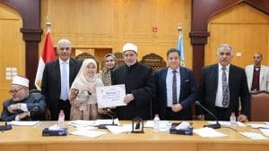 جامعة الأزهر تكرِّم الطالبة الإندونيسية ييلي بوترياني.. وتؤكد: الأزهر كعبة العلم وقبلة العلماء 3 الطالبة الإندونيسية ييلي بوترياني تؤكد أن الأزهر كعبة العلم وقبلة العلماء