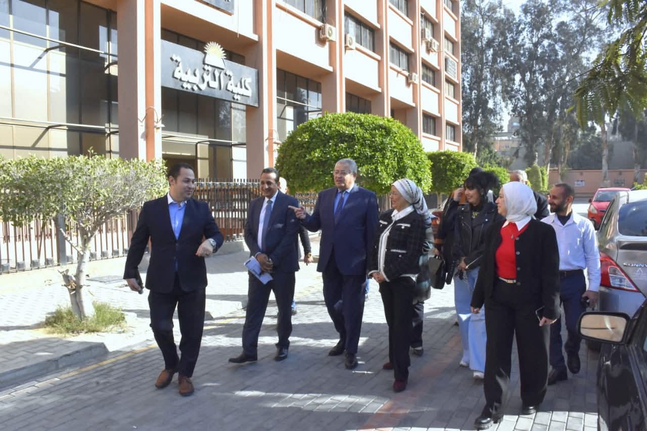 FB IMG 1767250565166 جامعة المنصورة الجديدة نائب رئيس جامعة عين شمس يتابع امتحانات «التربية» ويؤكد الانضباط وتكافؤ الفرص للطلاب موقع في الجامعة