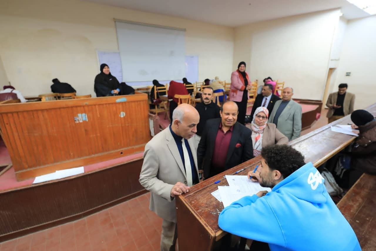 FB IMG 1767287550903 جامعة كفر الشيخ رئيس جامعة كفر الشيخ يواصل تفقد امتحانات الفصل الدراسي الأول للعام الجامعي 2025/2026 موقع في الجامعة