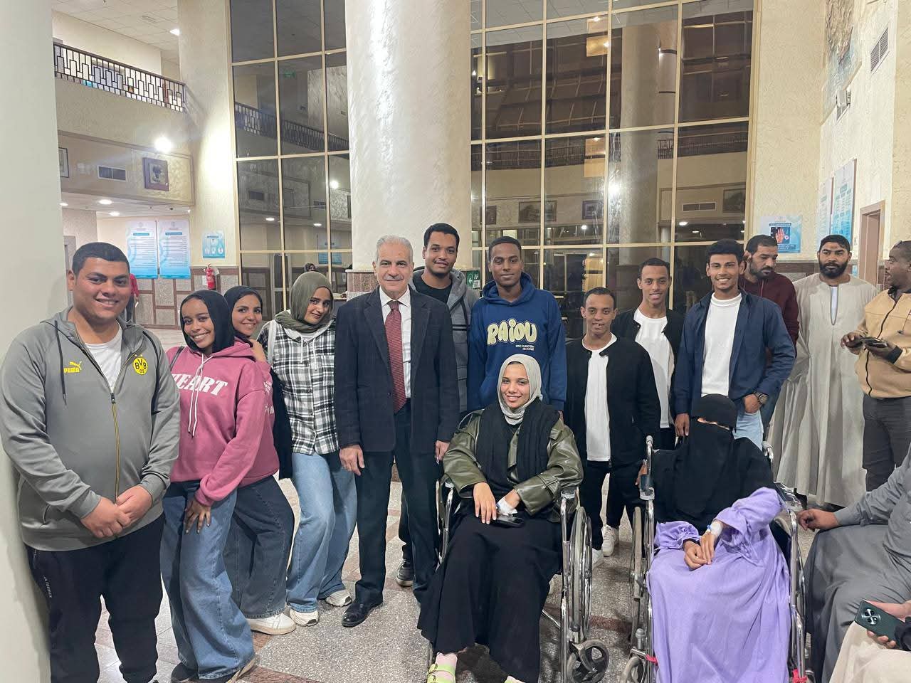 FB IMG 1767364235329 مصابي رئيس جامعة أسوان يتابع حالة مصابي حادث ميكروباص الإسكان ويؤكد سلامة الطلاب موقع في الجامعة
