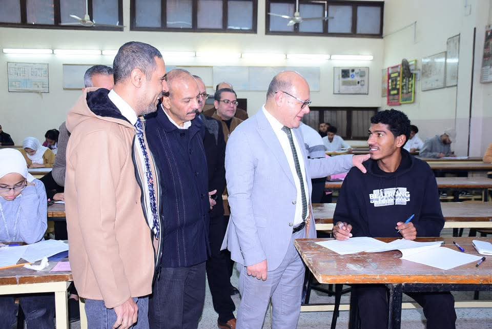 FB IMG 1767618561962 الثانوية العامة رئيس جامعة سوهاج يتفقد لجان امتحانات كلية التكنولوجيا والتعليم ويؤكد الانضباط وتكافؤ الفرص موقع في الجامعة