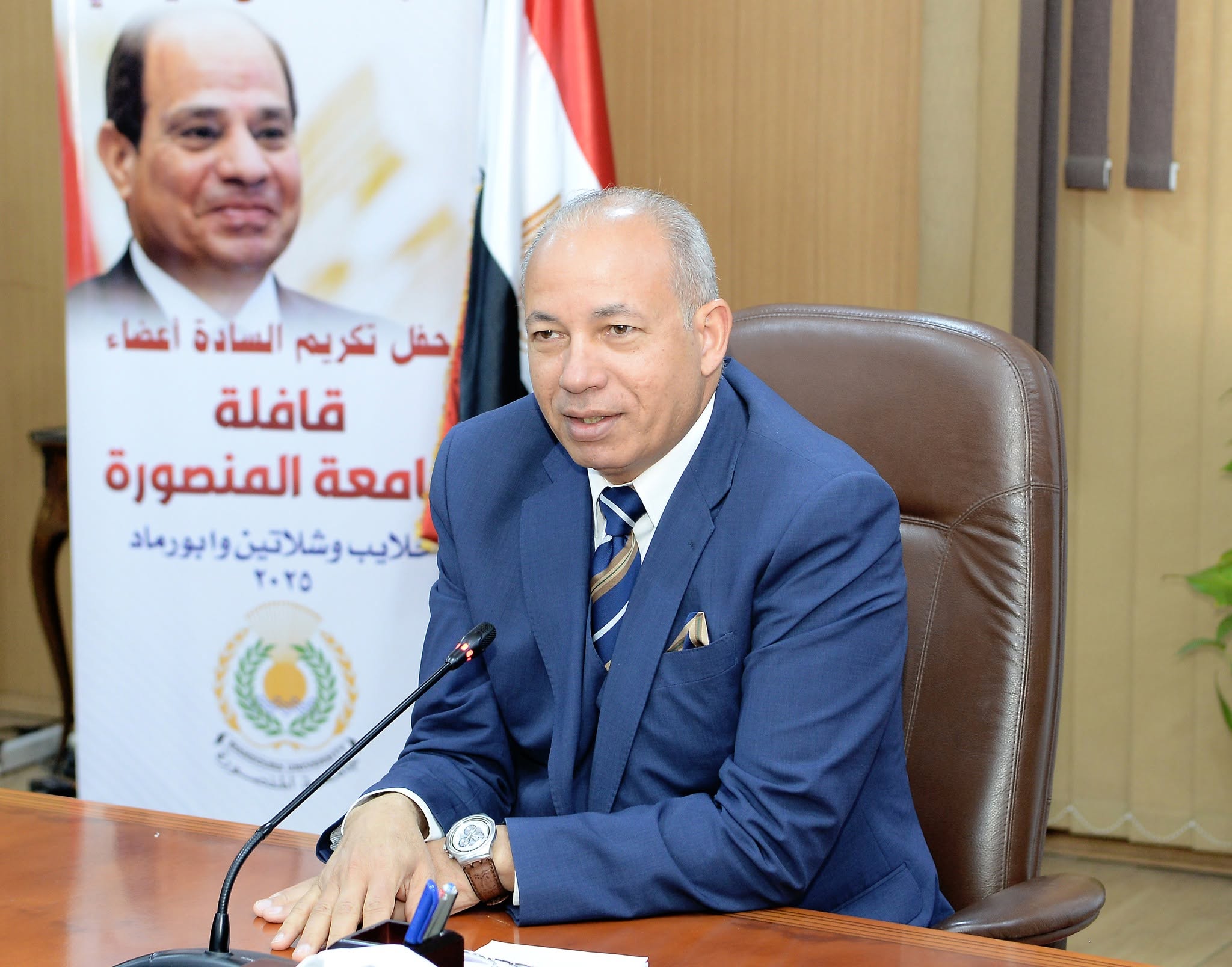 FB IMG 1767622925029 جامعة القاهرة رئيس جامعة المنصورة يكرم أعضاء قافلة "جسور الخير 23" تقديرًا لعطائهم في حلايب وشلاتين موقع في الجامعة
