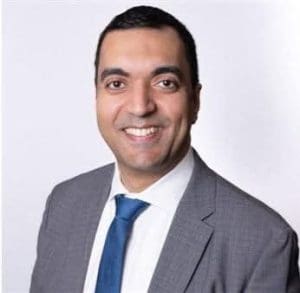 رئيس جامعة عين شمس يهنئ الدكتور محمد الألفي بعد انتخابه رئيسًا للكلية الملكية لجراحي العيون ببريطانيا 3 FB IMG 1767944571238 جامعة عين شمس رئيس جامعة عين شمس يهنئ الدكتور محمد الألفي بعد انتخابه رئيسًا للكلية الملكية لجراحي العيون ببريطانيا موقع في الجامعة