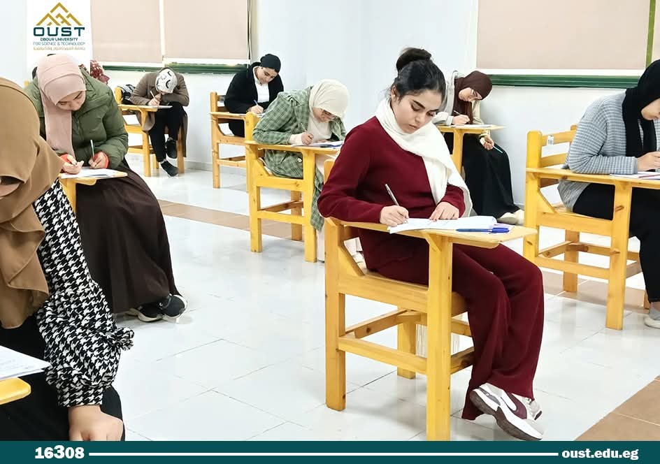 FB IMG 1768050550575 العبور جامعة العبور للعلوم والتكنولوجيا تتابع امتحانات الفصل الدراسي الأول 2025/2026| صور موقع في الجامعة