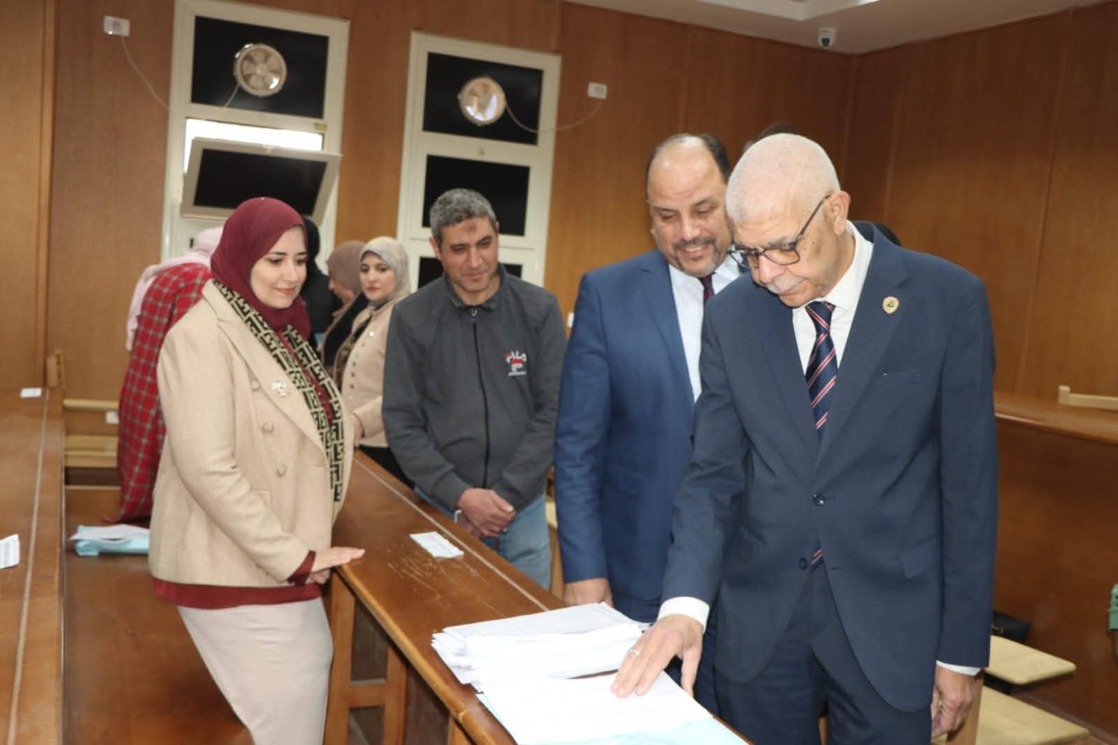 FB IMG 1768132105727 جامعة المنوفية رئيس جامعة المنوفية يتفقد لجان امتحانات طب الأسنان ويطمئن على كفاءة العيادات ووحدات التعقيم موقع في الجامعة