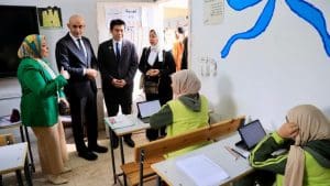 وزير التعليم ونظيره الياباني يتفقدان مدرسة السيدة نفيسة الثانوية بنات ويشيدان بمستوى الطالبات 3 وزير التعليم يجري حوار الطالبات حول مادة البرمجة