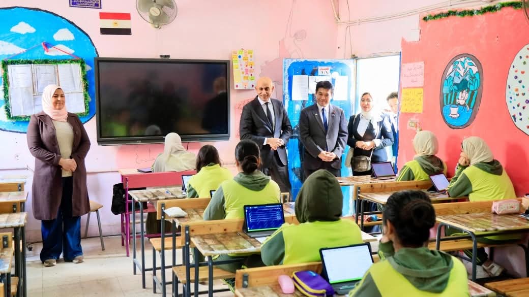 وزير التعليم الياباني يشيد بمستوى الطالبات