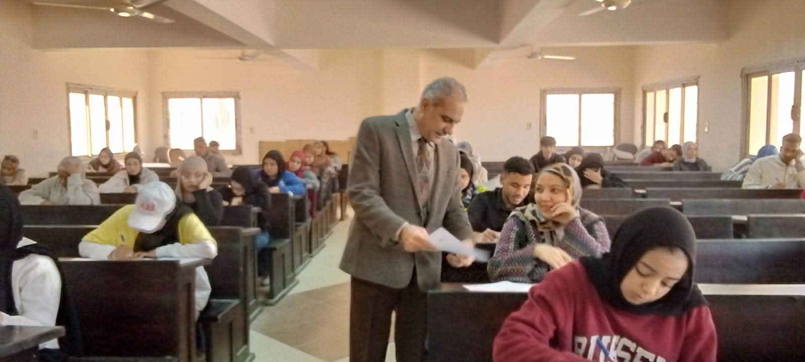 رئيس جامعة أسوان يتفقد امتحانات الفصل الدراسي الأول 
