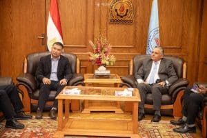 رئيس جامعة السويس يوقع عقد رعاية مؤتمر الاقتصاد الأزرق مع كبرى الشركات الصينية للكيماويات 2 رئيس جامعة السويس يستقبل وفد شركة إيجيبت سي جي الصينية