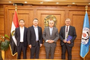رئيس جامعة السويس يوقع عقد رعاية مؤتمر الاقتصاد الأزرق مع كبرى الشركات الصينية للكيماويات 5 رعاية مؤتمر الاقتصاد الأزرق بجامعة السويس