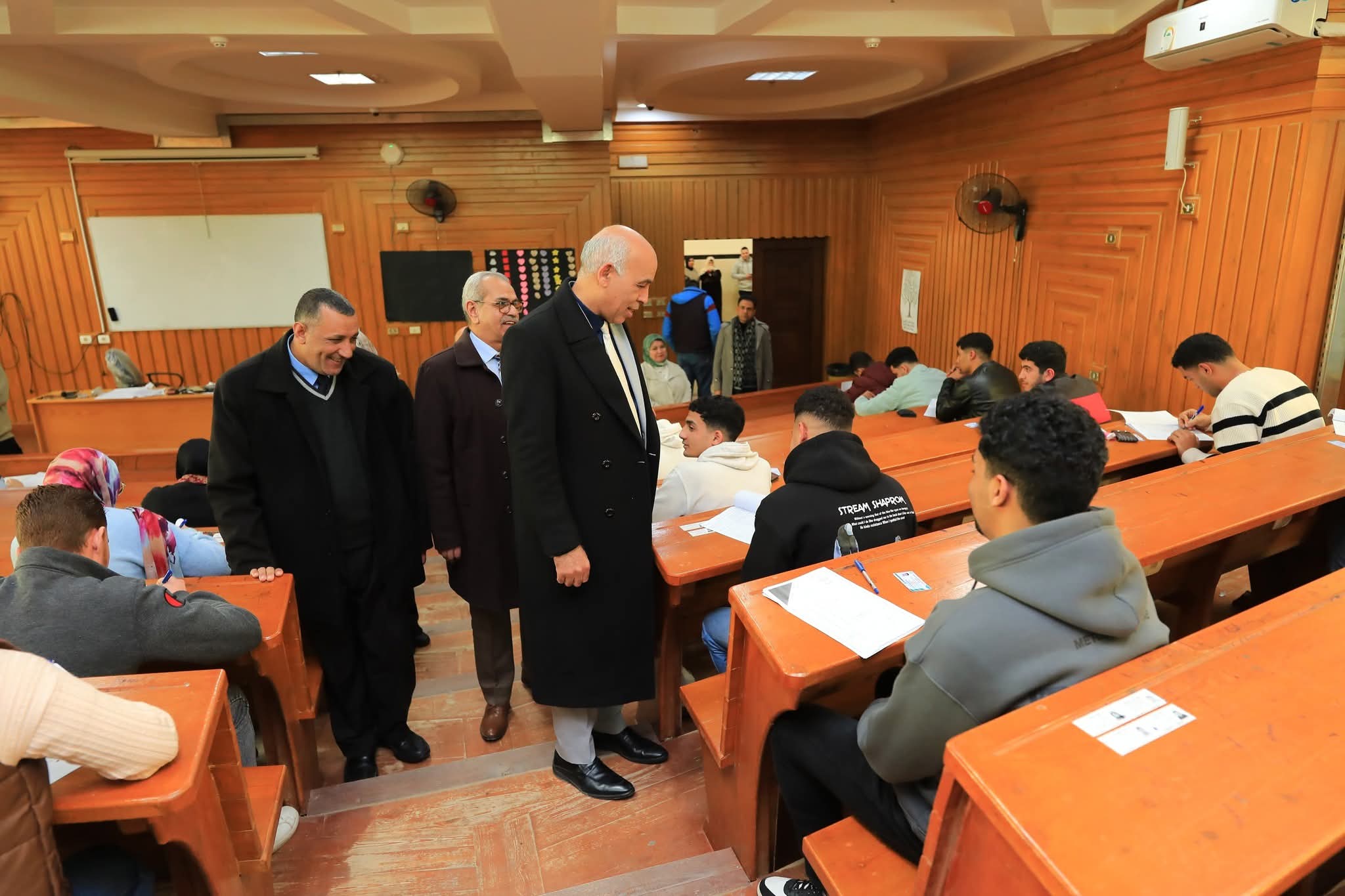رئيس جامعة كفر الشيخ يتفقد امتحانات الأهلية