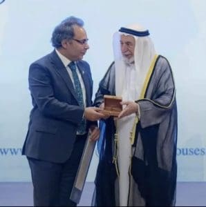 رئيس جامعة القاهرة يهنئ عميد دار العلوم بعد تكريمه في مهرجان الشارقة للشعر العربي 2 تكريم عميد كلية دار العلوم بمهرجان الشارقة للشعر العربي يثير فخر جامعة القاهرة