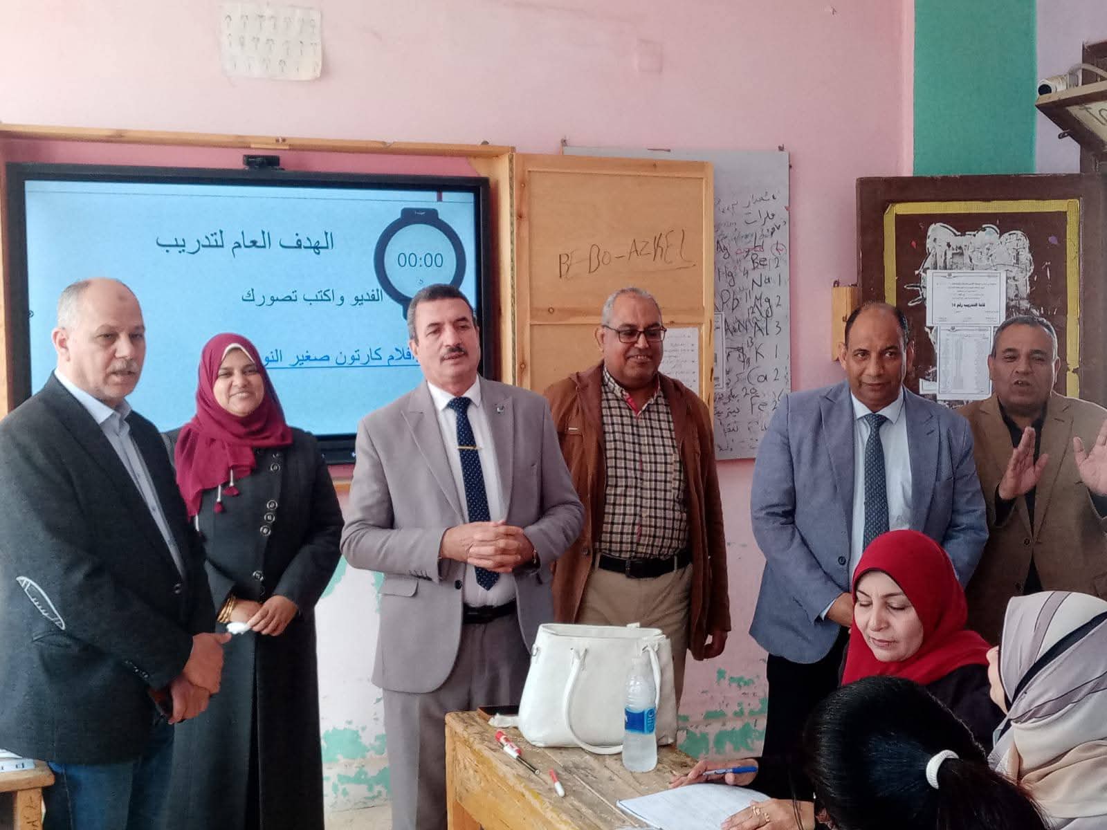 FB IMG 1768756408932 الحقيبة إطلاق الحقيبة الأولى من البرنامج التدريبي «أساسيات التدريس» لمعلمي المرحلة الابتدائية بالوادي الجديد موقع في الجامعة
