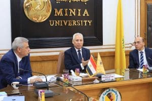 رئيس جامعة المنيا يقرر إنشاء مركز تميز بحثي لجراحة الوجه والفكين ويضع "رضا المريض" أولوية قصوى 7 رئيس جامعة المنيا يوجه بالتواجد الدائم داخل المستشفيات