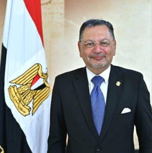 جامعة القاهرة تطلق 24 قافلة تنموية شاملة خلال 2026 لدعم القرى الأكثر احتياجًا والمناطق النائية 4 محمد حسين رفعت نائب رئيس جامعة القاهرة لشئون خدمة وتنمية البيئة