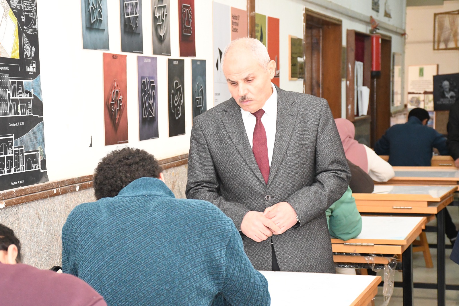 IMG 20260103 WA0122 هندسة رئيس جامعة قناة السويس يطمئن على سير امتحانات كلية الهندسة موقع في الجامعة