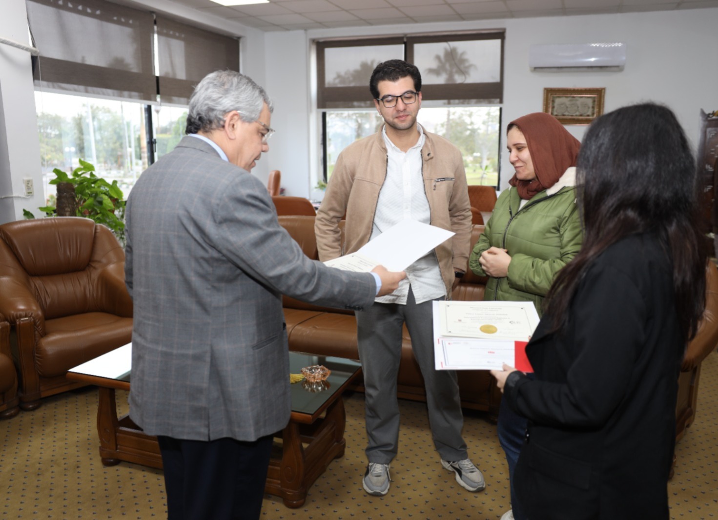 IMG 20260105 WA0081 جامعة قناة السويس رئيس جامعة قناة السويس يهنئ الطلاب المتميزين ببرنامج الدبلومة الدولية لريادة الأعمال موقع في الجامعة