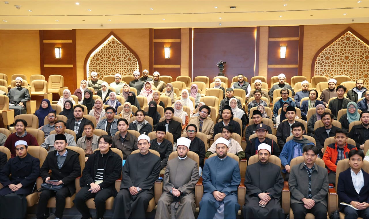 IMG 20260112 WA0094 وزير الأوقاف وزير الأوقاف يستعرض أسس التكوين العلمي المتكامل للعالم والمفتي والخطيب للطلاب الإندونيسيين موقع في الجامعة