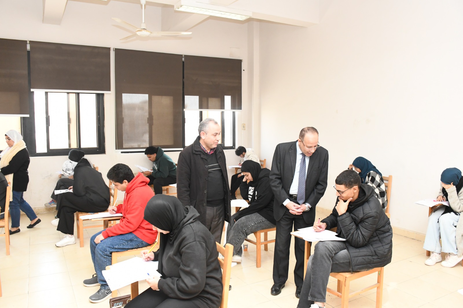 رئيس جامعة قناة السويس يتفقد لجان الألسن والسياحة والفنادق