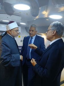 جامعة الأزهر تطلق المرحلة الأولى من الوحدات الطبية المتنقلة لخدمة المواطنين في المناطق النائية 3 جامعة الأزهر تبدأ تشغيل الوحدات الطبية المتنقلة