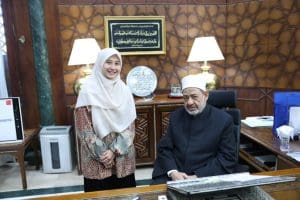 شيخ الأزهر يستقبل الطالبة الإندونيسية «ييلي» ويمنحها فرصة استكمال دراسة الماجستير 2 شيخ الأزهر يستقبل الطالبة الإندونيسية «ييلي» ويمنحها فرصة استكمال دراسة الماجستير