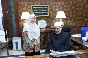 شيخ الأزهر يستقبل الطالبة الإندونيسية «ييلي» ويمنحها فرصة استكمال دراسة الماجستير 5 شيخ الأزهر يمنحها الطالب الإندونيسية ييلي استكمال دراسة الماجستير