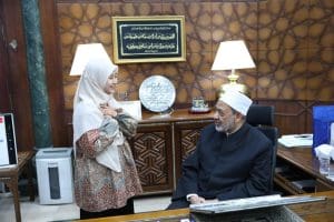 شيخ الأزهر يستقبل الطالبة الإندونيسية «ييلي» ويمنحها فرصة استكمال دراسة الماجستير 4 شيخ الأزهر يمنحها الطالب الإندونيسية ييلي استكمال دراسة الماجستير