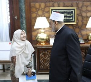 شيخ الأزهر يستقبل الطالبة الإندونيسية «ييلي» ويمنحها فرصة استكمال دراسة الماجستير 3 شيخ الأزهر يمنحها الطالب الإندونيسية ييلي استكمال دراسة الماجستير
