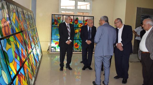 IMG 0496 الجامعة المصرية الروسية الجامعة المصرية الروسية تُنهي تنفيذ أعمال فنية من الزجاج الملون بنقابة مصممي الفنون التطبيقية موقع في الجامعة