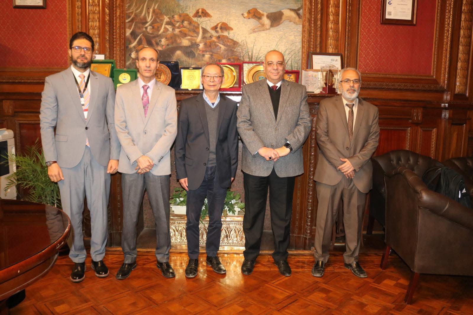 IMG 0759 القومي مبادرة في الجامعة البحثية.. رئيس مركز بحوث الصحراء يستقبل أستاذًا من جامعة ولاية واشنطن لتعزيز أبحاث الوراثة الجزيئية موقع في الجامعة