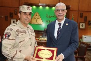 رئيس جامعة المنوفية يكرم مدير التربية العسكرية السابق ويعقد لقاءًا مع المدير الجديد 3 IMG 0992 رئيس رئيس جامعة المنوفية يكرم مدير التربية العسكرية السابق ويعقد لقاءًا مع المدير الجديد موقع في الجامعة