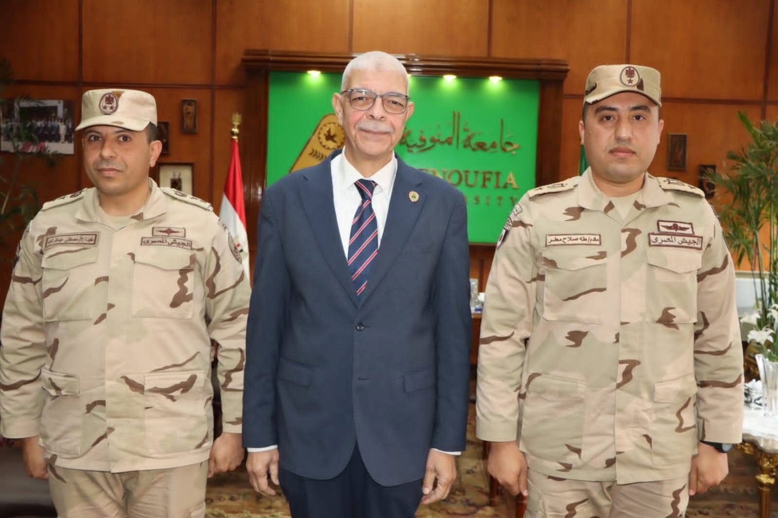 IMG 0993 جامعة المنوفية رئيس جامعة المنوفية يكرم مدير التربية العسكرية السابق ويعقد لقاءًا مع المدير الجديد موقع في الجامعة