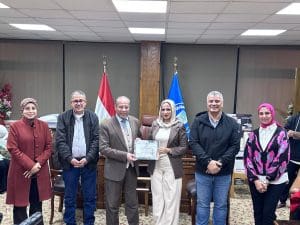 IMG 1098 السويس جامعة قناة السويس تكرّم طلاب كورس المذيع المحترف باللغة الإنجليزية موقع في الجامعة