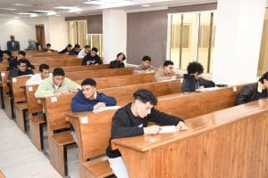 رئيس جامعة قناة السويس يتفقد امتحانات كلية الحاسبات والمعلومات ويؤكد انتظام اللجان لـ2700 طالب 3 IMG 1378 جامعة قناة السويس رئيس جامعة قناة السويس يتفقد امتحانات كلية الحاسبات والمعلومات ويؤكد انتظام اللجان لـ2700 طالب موقع في الجامعة