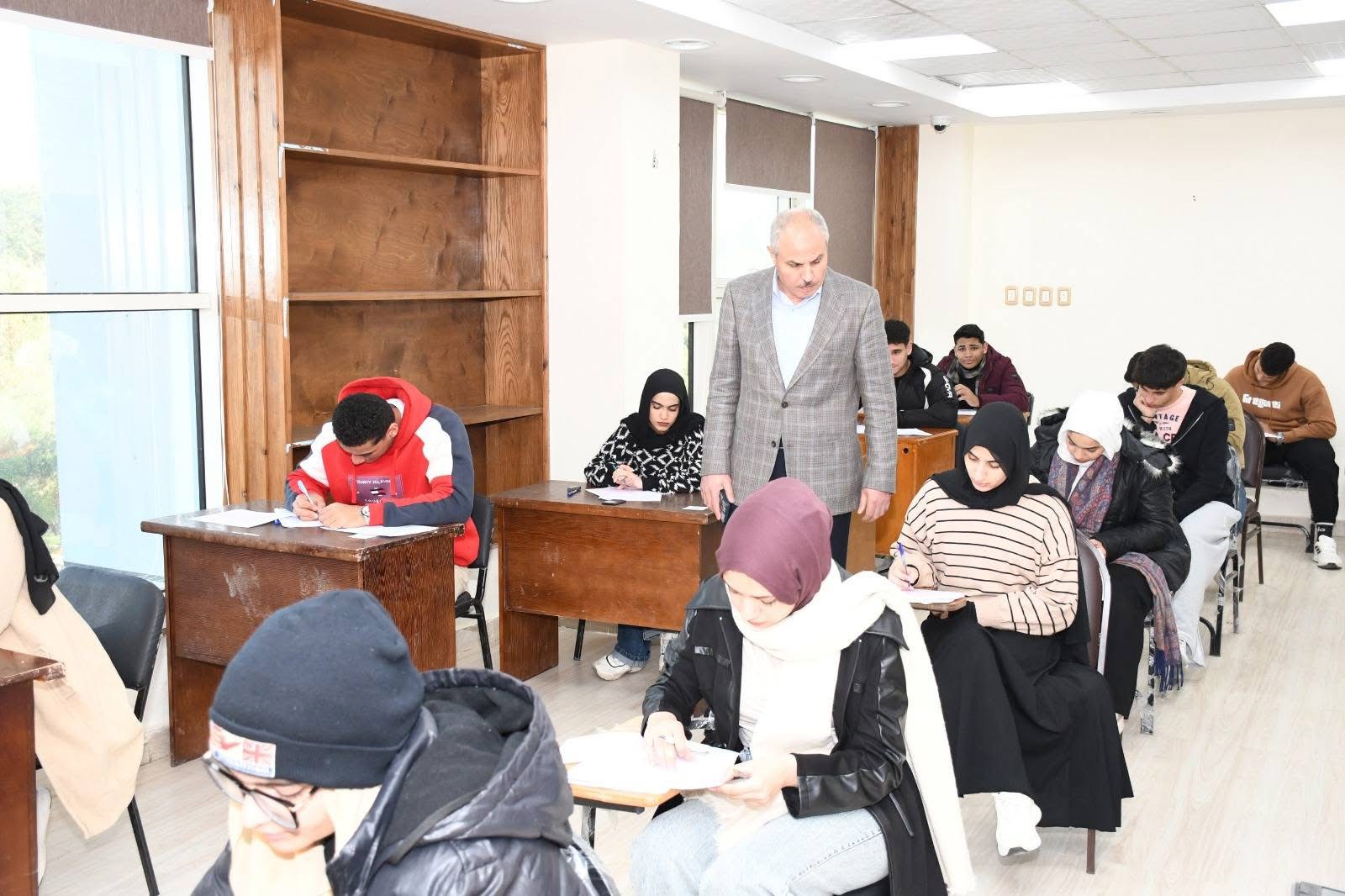 IMG 1380 جامعة المنيا رئيس جامعة قناة السويس يتفقد امتحانات كلية الحاسبات والمعلومات ويؤكد انتظام اللجان لـ2700 طالب موقع في الجامعة