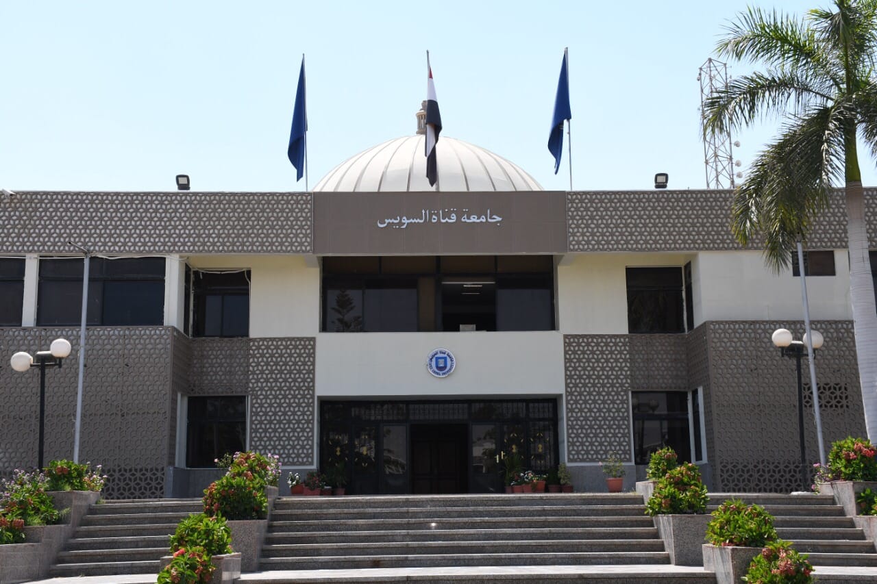 IMG 1490 جامعة قناة السويس كلية التجارة جامعة قناة السويس تعلن بدء التقديم لبرامج الماجستير والدكتوراه المهنية موقع في الجامعة
