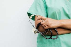 قبل ما تكشف.. اعرف الفرق بين الطبيب والدكتور وتفاصيل عقوبة انتحال المهنة 2 الفرق بين الطبيب والدكتور