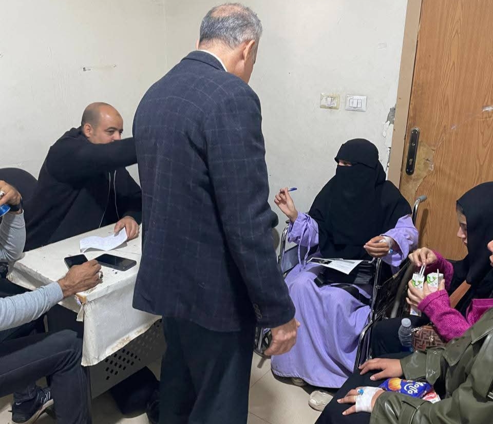 IMG ٢٠٢٦٠١٠١ ١٨٢٦٠٨ طالبات رئيس جامعة أسوان يطمئن على طالبات الخدمة الاجتماعية المصابات بحادث السير ويؤكد استقرار حالتهن موقع في الجامعة