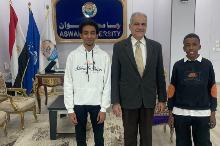 IMG ٢٠٢٦٠١٠٥ ١٦٢٧٣٨ جلوس رئيس جامعة أسوان يكرم نابغتين بالثانوية ويؤكد: دعم المبتكرين على رأس أولوياتنا موقع في الجامعة
