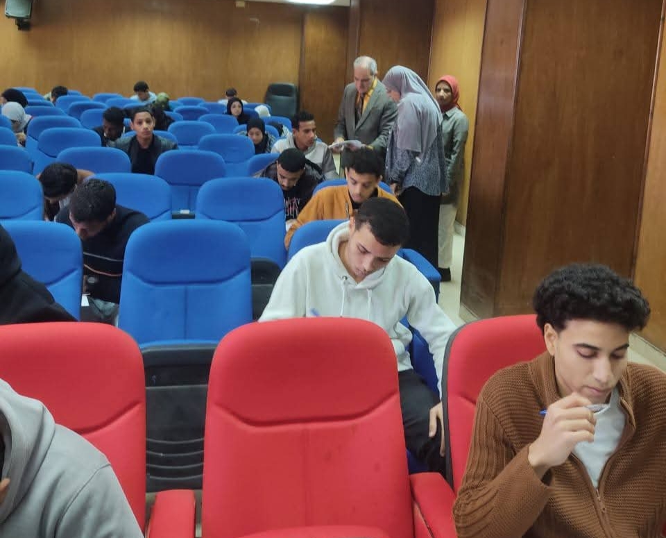 رئيس جامعة أسوان يتفقد امتحانات كلية الطب البيطري