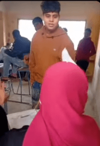مشادة داخل لجنة امتحانات بشبرا الخيمة.. طالب يصرخ في وجه معلمة ويثير الجدل عبر مواقع التواصل 2 طالب يصرخ في وجه معلمة في مدارس شبرا الخيمة