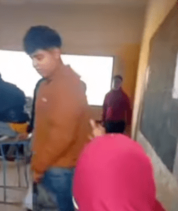 مشادة داخل لجنة امتحانات بشبرا الخيمة.. طالب يصرخ في وجه معلمة ويثير الجدل عبر مواقع التواصل 3 طالب يصرخ في وجه معلمة في مدارس شبرا الخيمة
