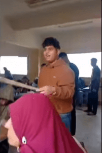 مشادة داخل لجنة امتحانات بشبرا الخيمة.. طالب يصرخ في وجه معلمة ويثير الجدل عبر مواقع التواصل 5 طالب يصرخ في وجه معلمة في مدارس شبرا الخيمة
