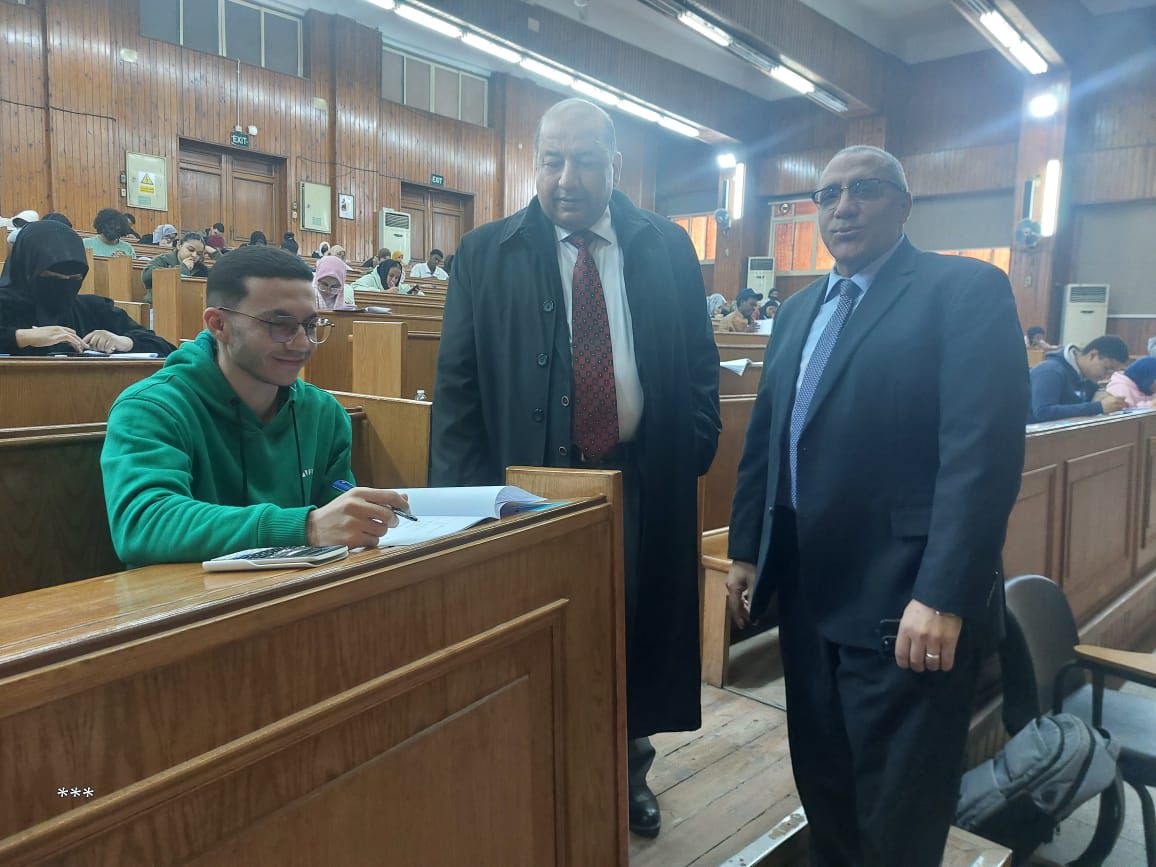 قيادات جامعة القاهرة تواصل المتابعة الميدانية لامتحانات الدراسات العليا والبكالوريوس 2 جولة تفقيدية لقيادات جامعة القاهرة للامتحانات الفصلية