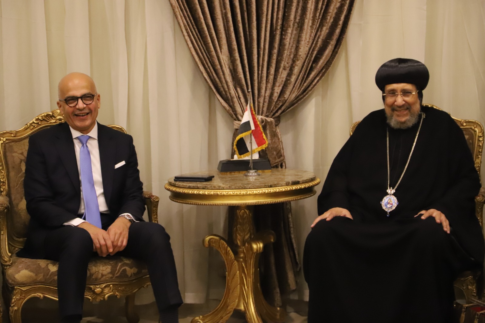 رئيس جامعة عين شمس وقيادات الجامعة يهنئون الأنبا إرميا بعيد الميلاد المجيد