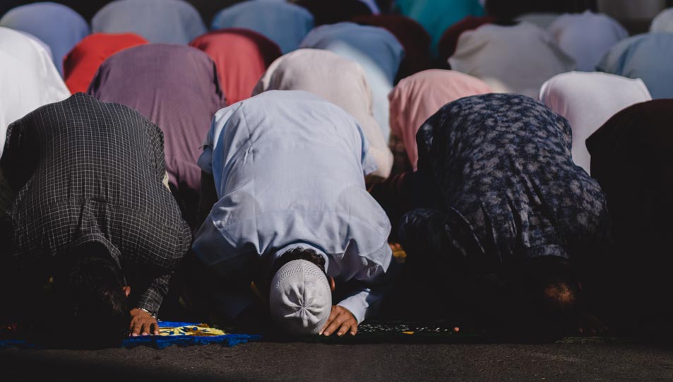 prayer26032023001 أذن للصلاة هل يأثم الطالب أو الموظف إذا أذن للصلاة ولم يستطع ترك المحاضرة أو العمل؟.. أمين الفتوى يجيب - فيديو موقع في الجامعة