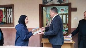 مشهد إنساني في مدارس دمياط.. وكيل التعليم يوزّع الكتب ويشدّد على الانضباط 4 وكيل تعليم دمياط يوزّع الكتب ويشدّد على الانضباط