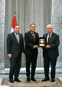 من بينهم وزير التعليم العالي.. رئيس الوزراء يُكرم الوزراء السابقين: نستكمل ما بناه السابقون 2 رئيس الوزراء وزير التعليم العالي السابق والحالي